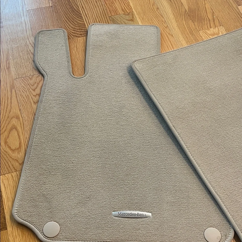 Tan Car Floor Mats. New only 3 pieces as you see on the pictures. No used - Picture 3 of 9